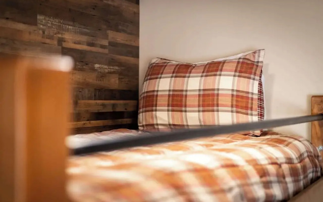 Tahoe Woods Villa - Walk to Beach and Gondola/ Heavenly Ski