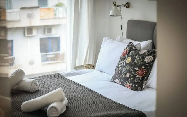 Stylish 2BR Apt with Balcony and View