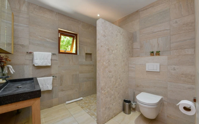 Secluded Villa With Pool3min to Beachfree Utilities