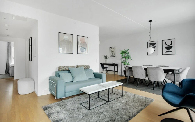 Bright and Spacious Apartment near metro station and a supermarket