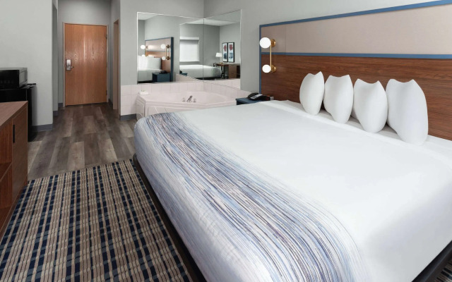 AmericInn by Wyndham Eagle River Downtown
