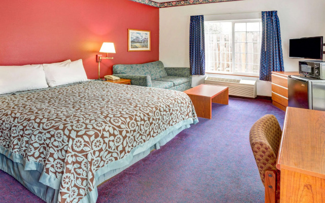 Days Inn & Suites by Wyndham Gresham