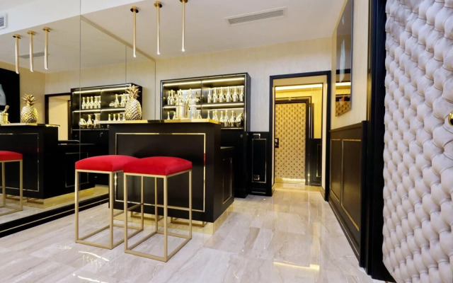 Trevi Diamond Luxury Suites & Jacuzzi