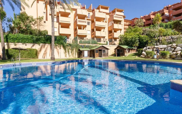 Cosy Apartment With Communal Pool