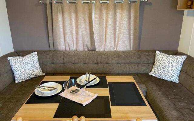 Impeccable 4-bed Caravan in Clacton-on-sea