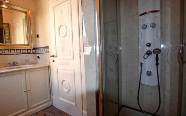 Luxurious Villa in Lombardy with Garden and bubble bath