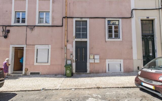 Sunny & Quiet Lisbon Apartment