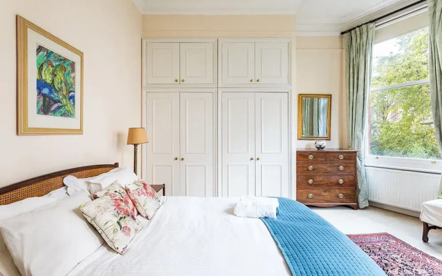 Bright, Elegant, and Peaceful Kensington Apartment - BAR