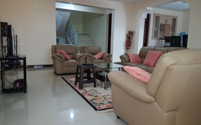 Maggys Airport Guest House - Hostel