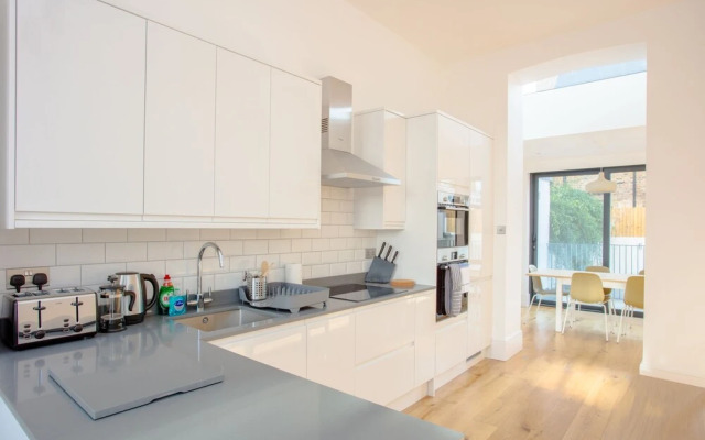 Newly Refurbished Modern 3 Bedroom Apartment in Affluent Fulham