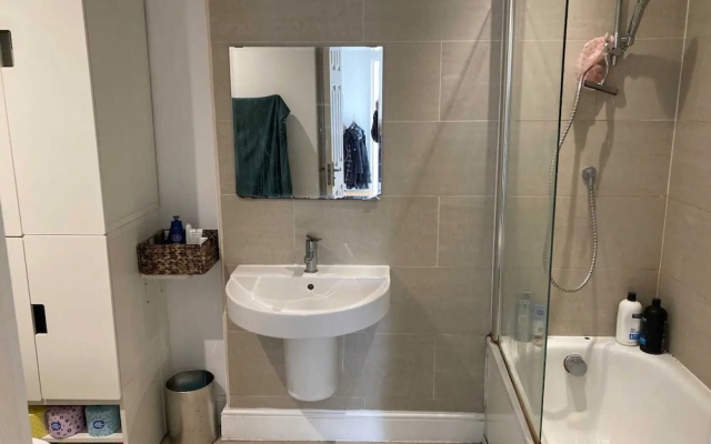 Radiant 2 Bedroom Flat in New Cross - Converted Pub