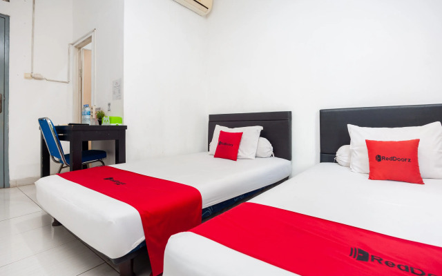 RedDoorz Syariah near Grand Galaxy Park