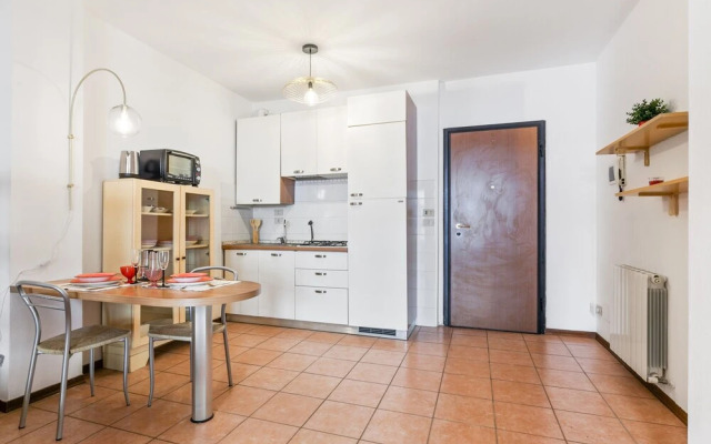 Airport & Station Flat - Private Parking