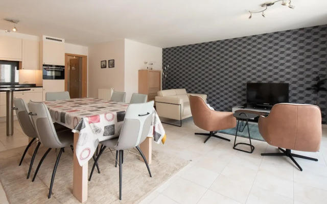 Comfy City Stay Near Sea