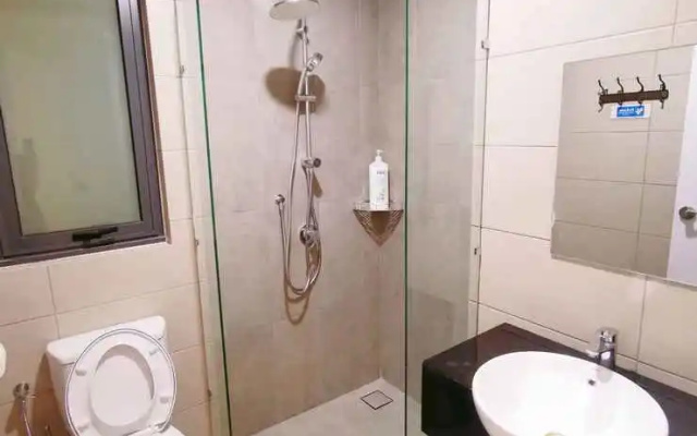 Legoland -3mins Drive -Happy Family Suite-kids friendly with Wifi and Pool Garden view. – Bathroom – Iskandar Puteri