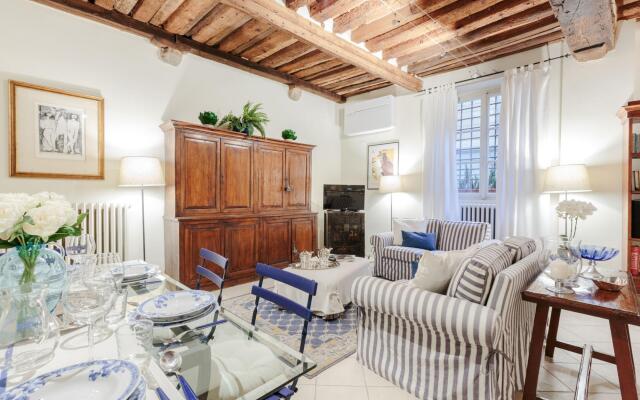 The 1400 s Apartment