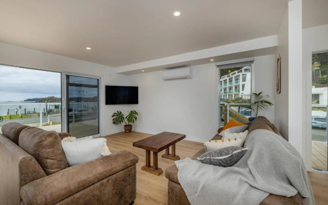 Waterfront Beach House - Paihia Holiday Home