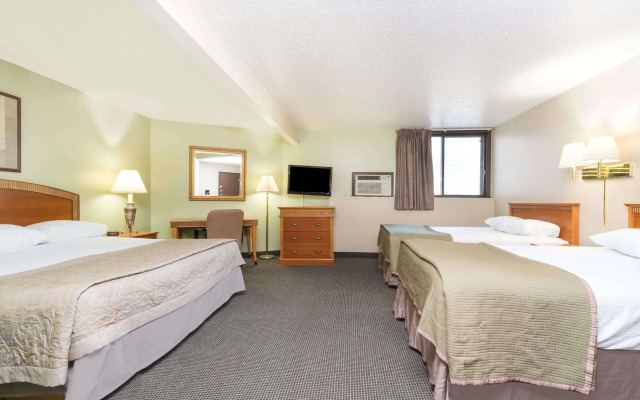 Super 8 by Wyndham Fargo/I-29/West Acres Mall