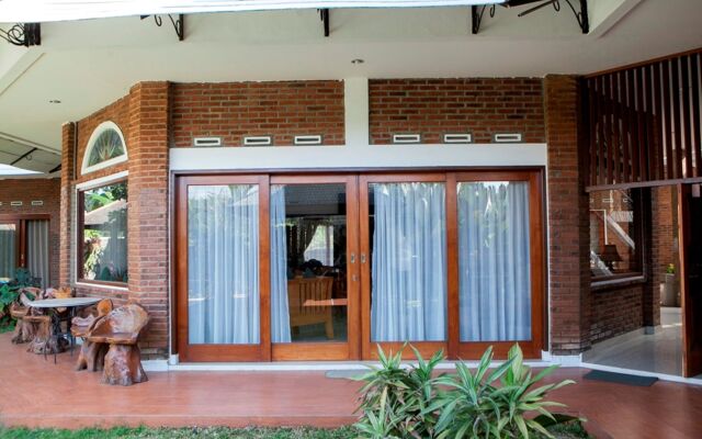 RedDoorz Plus near Dago Pakar