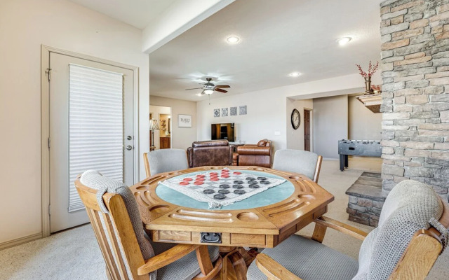 Relax Fireside: Branson West Gem w/ Hot Tub Access