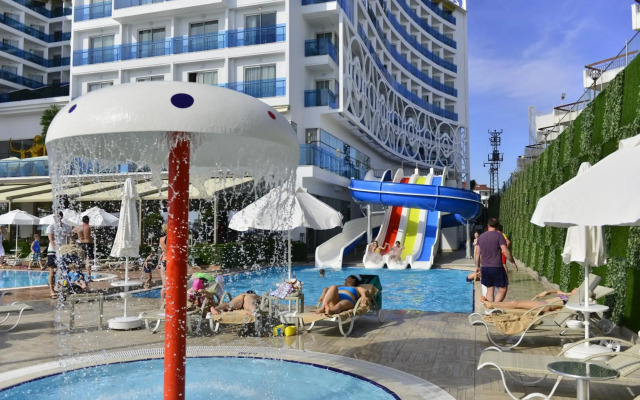 Azura Deluxe Resort & Spa