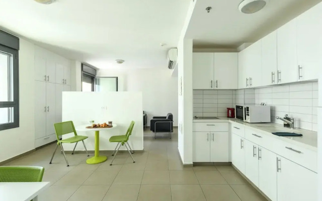 1 BR Apt w living room & learning area
