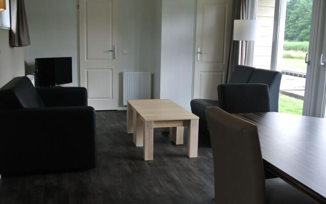 Chalet With 2 Bathrooms and a Boat, Near Giethoorn