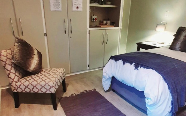 THE SPARE BEDROOM Unit 1