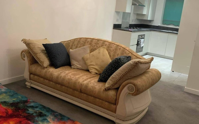 House- Sleeps 6 & Free Parking