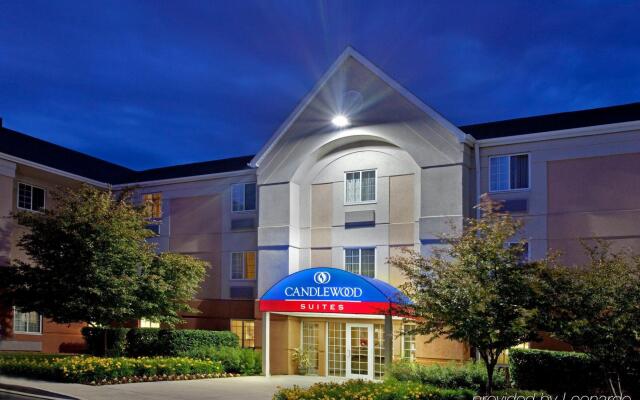 Sonesta Simply Suites Chicago Waukegan