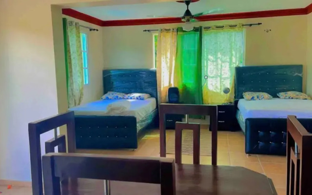 Lovely 2 Bedroom Condo With Pool And Hot Water