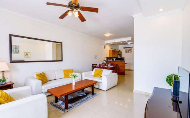 2BR Townhouse 3min Walk 2 Eaglebeach w Pool BBQ