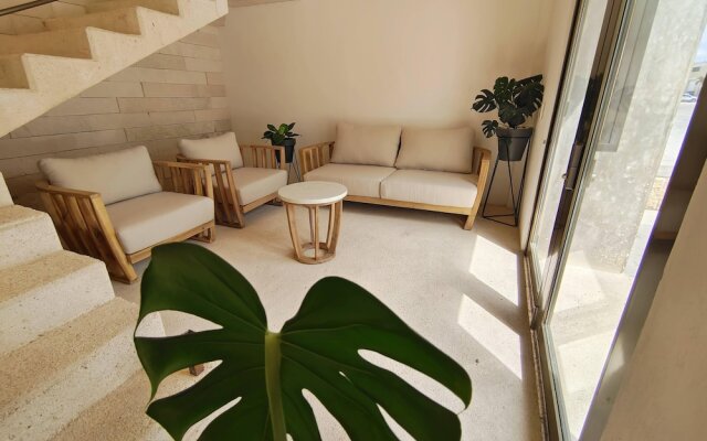 1st Luxury Warehouse