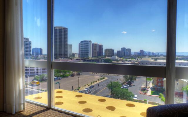 Holiday Inn Express and Suites Phoenix Midtown
