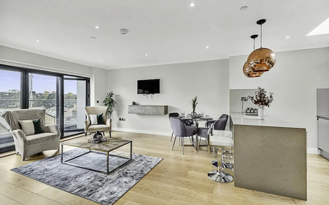Beautiful Abode In Brentford