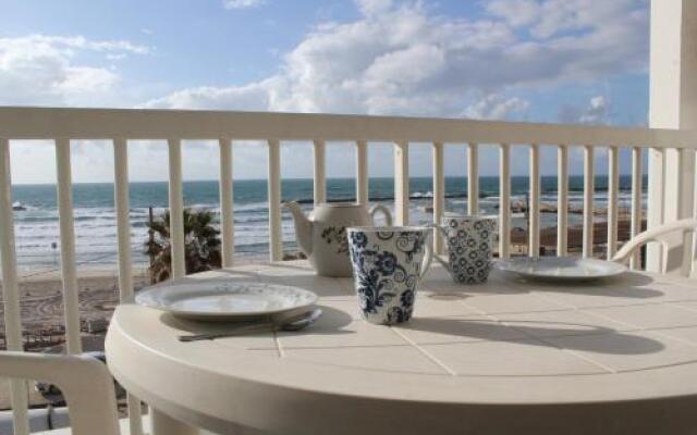 Trumpeldor Beach Front in Nice Building-Unit34
