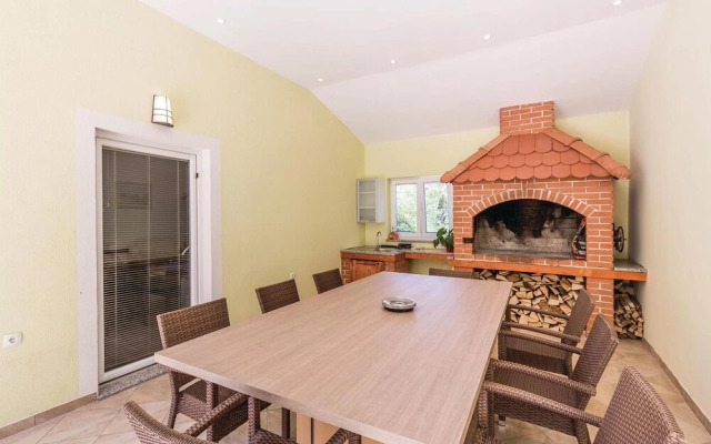 Amazing Home in Jurdani With Wifi and 4 Bedrooms