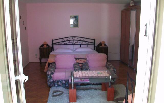 Apartments and Room Rukonic