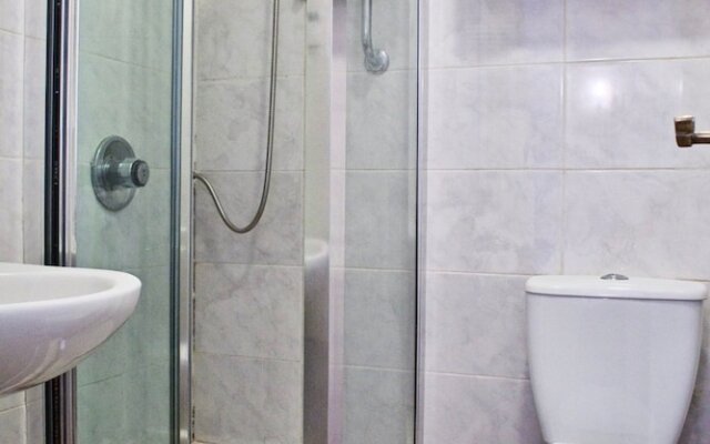 Light and Open 2 Bedroom Flat by Gloucester Road