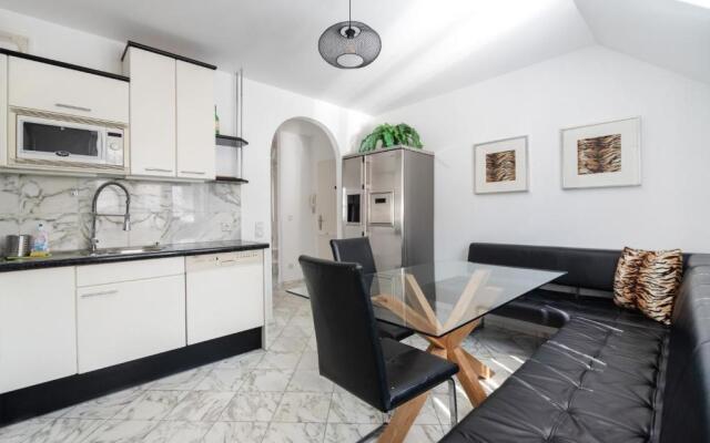 Vienna Roof Top Apartment with Terrace, Parking and AC