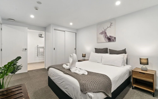 Lakeside Living - Modern 2-Bedroom Apartment