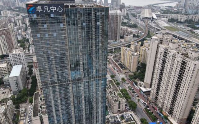 Versailles Apartment (Zhuhai Gongbei Port High-speed Railway Station)