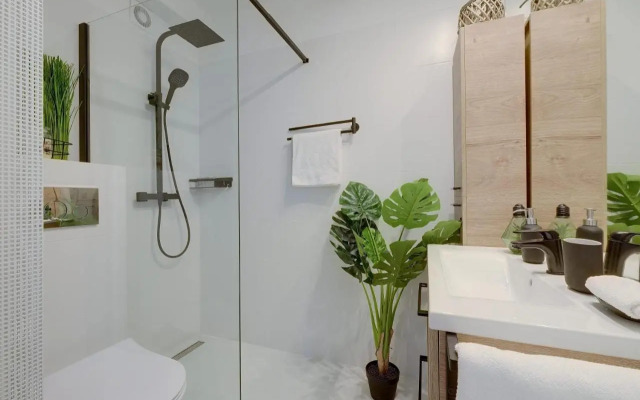 Luxurious 3BR APT Center