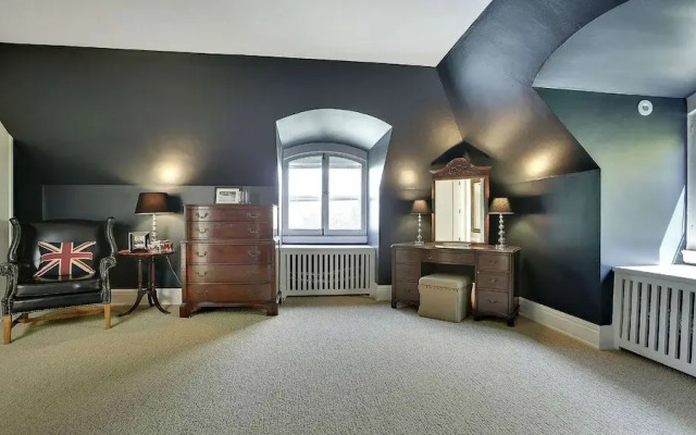 Luxury Whittier Mansion-3rd Floor Suite