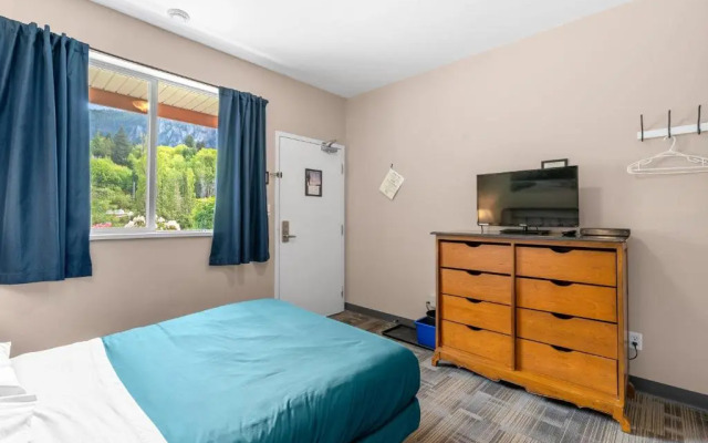 Squamish Adventure Inn & Hostel