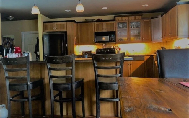 Auberge Kicking Horse Guest House