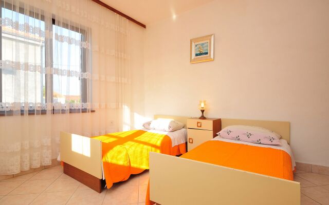 Apartment Mirko - 100m from the sea: A2 Nin, Zadar riviera