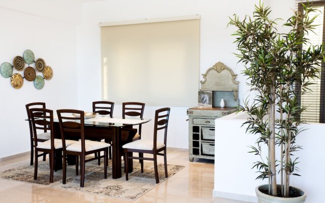 Important Group Villa Ata
