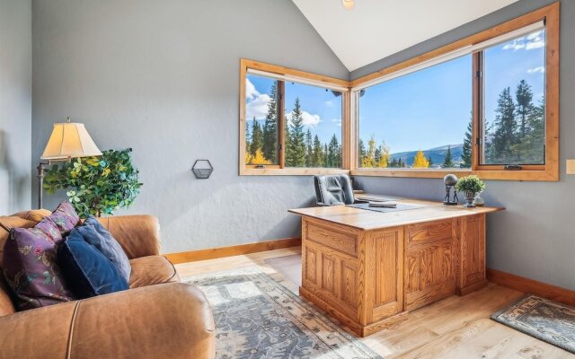 Rounds Retreat 4 Bedroom Home by RedAwning