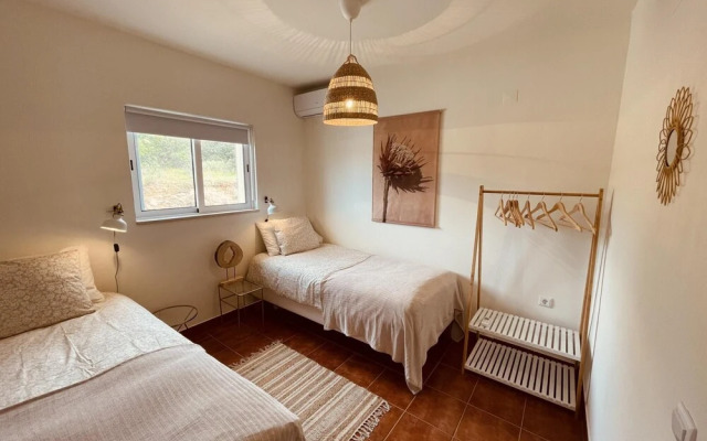 Casa Colinas Roxas by Portucasa